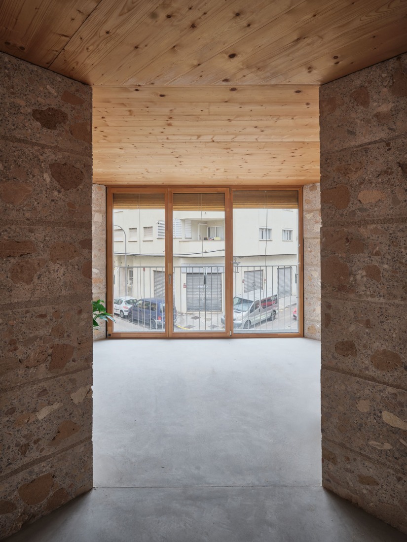 25 viviendas sociales por Harquitectes. Fotografía por Adrià Goula.