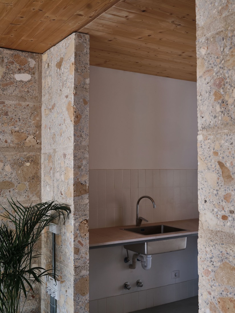 25 viviendas sociales por Harquitectes. Fotografía por Adrià Goula.