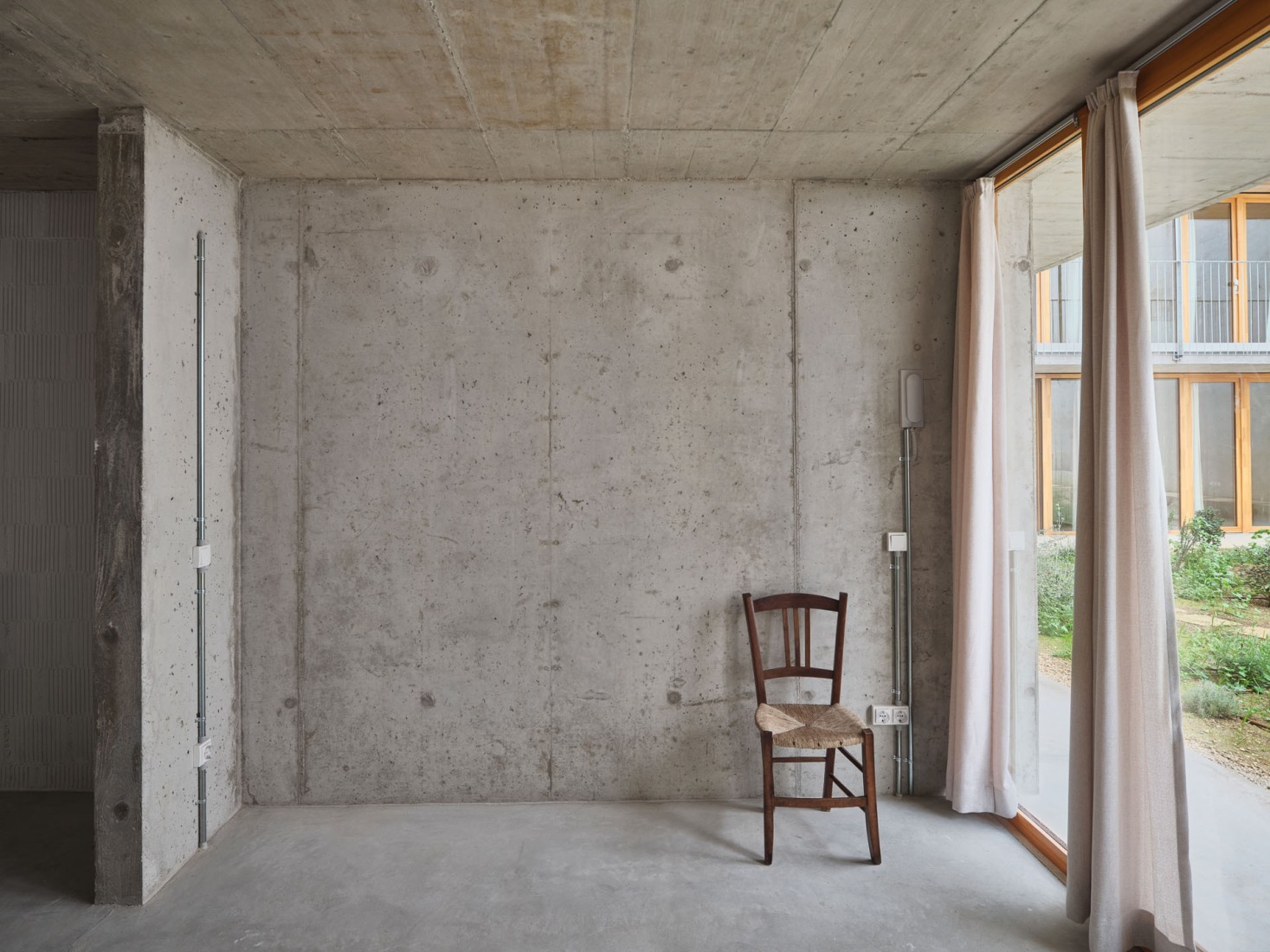 25 viviendas sociales por Harquitectes. Fotografía por Adrià Goula.