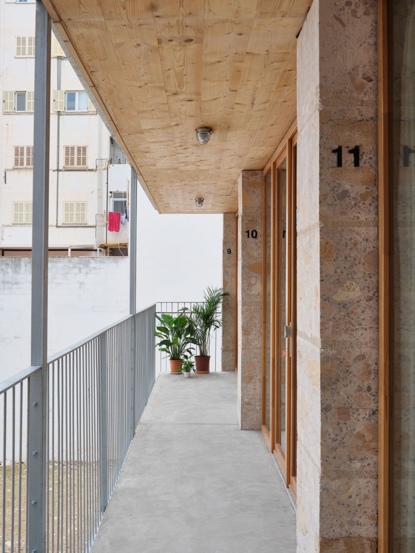 25 viviendas sociales por Harquitectes. Fotografía por Adrià Goula.