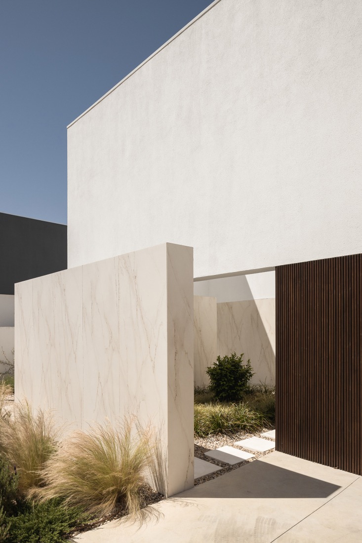 Verdizela House by Estúdio AMATAM. Photograph by Garcês.