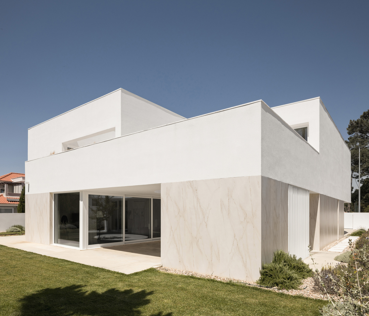 Verdizela House by Estúdio AMATAM. Photograph by Garcês.