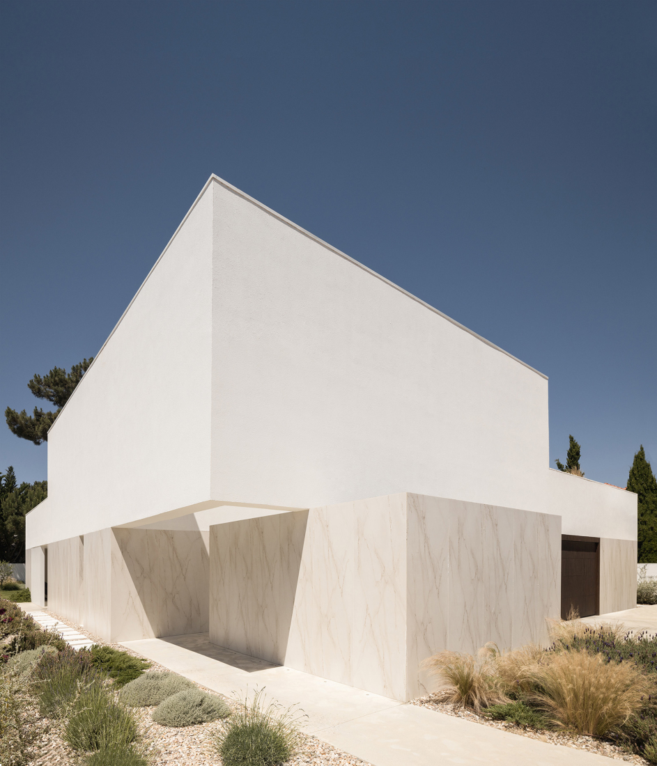 Verdizela House by Estúdio AMATAM. Photograph by Garcês.