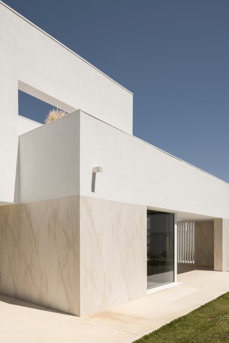 Verdizela House by Estúdio AMATAM. Photograph by Garcês.