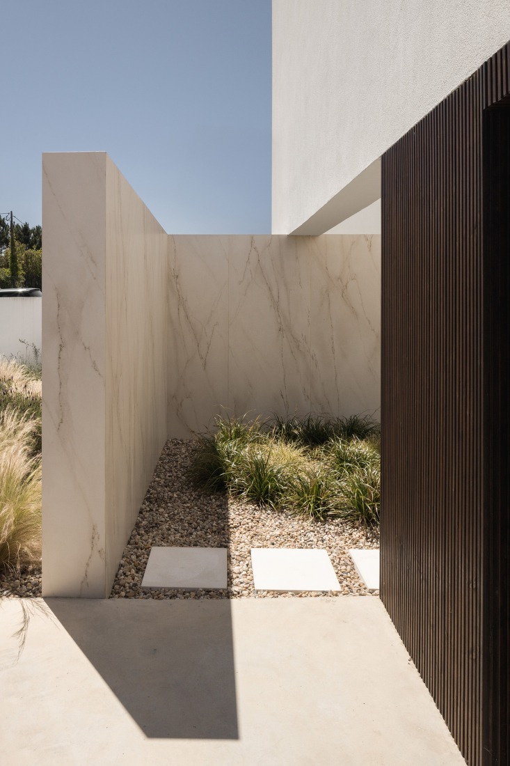 Verdizela House by Estúdio AMATAM. Photograph by Garcês.