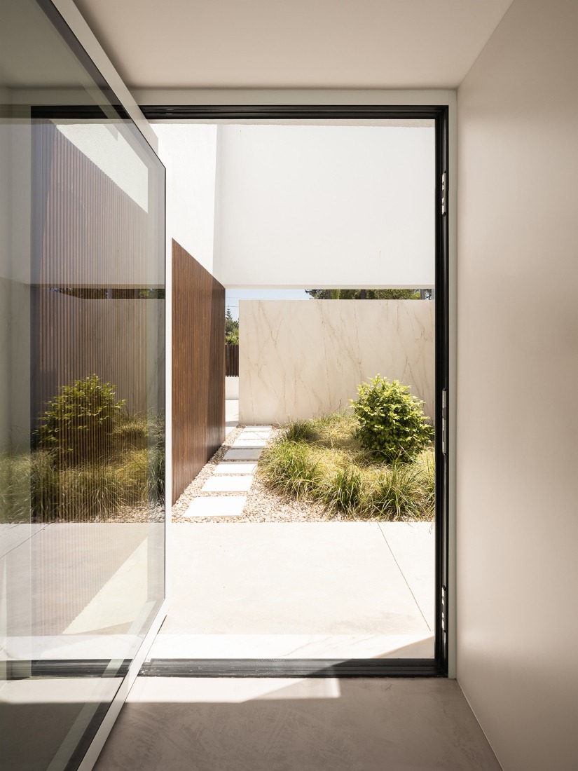 Verdizela House by Estúdio AMATAM. Photograph by Garcês.