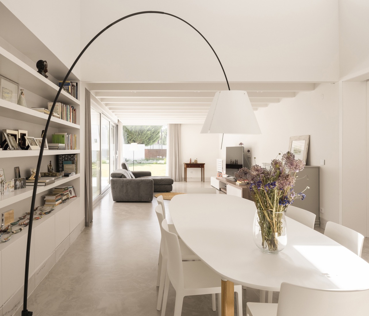 Verdizela House by Estúdio AMATAM. Photograph by Garcês.