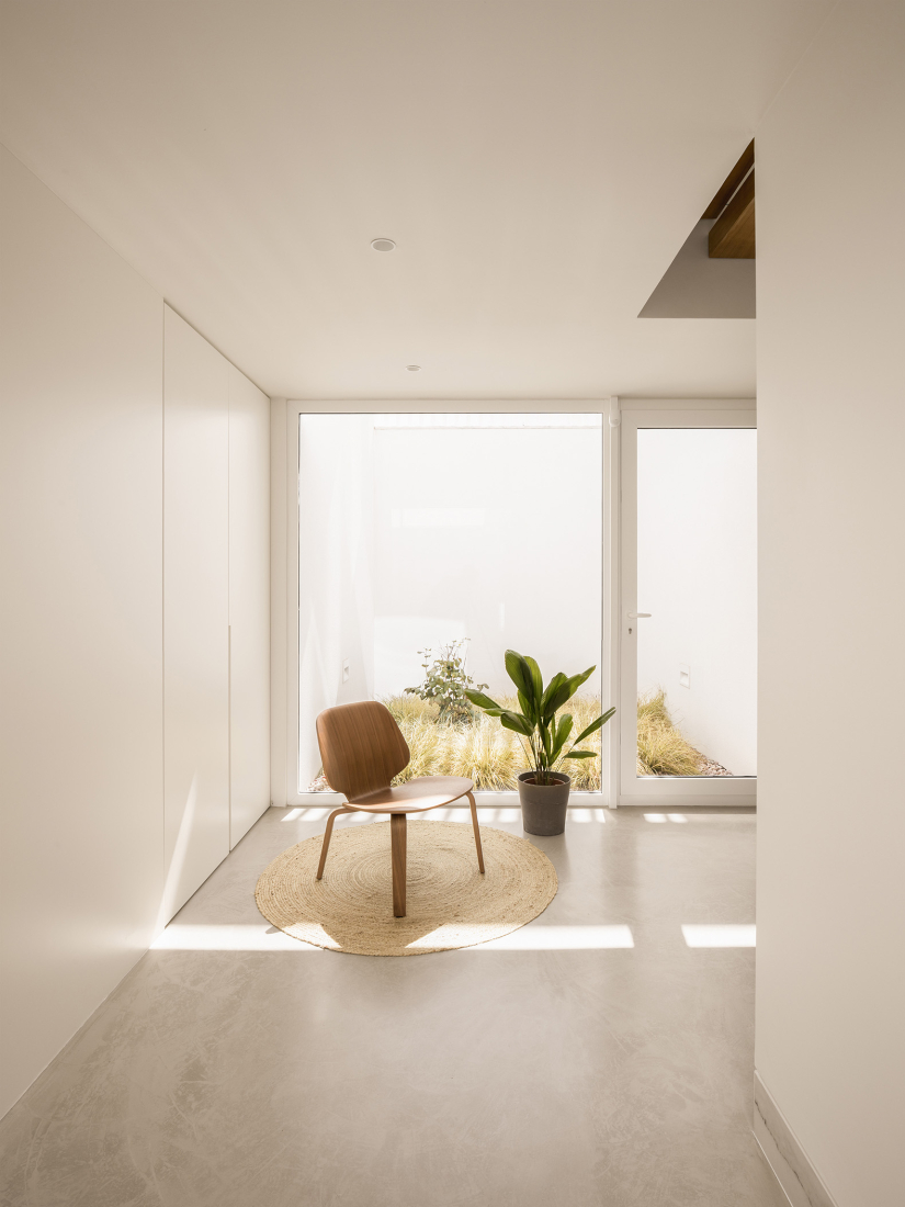 Verdizela House by Estúdio AMATAM. Photograph by Garcês.