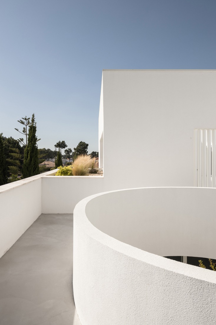 Verdizela House by Estúdio AMATAM. Photograph by Garcês.