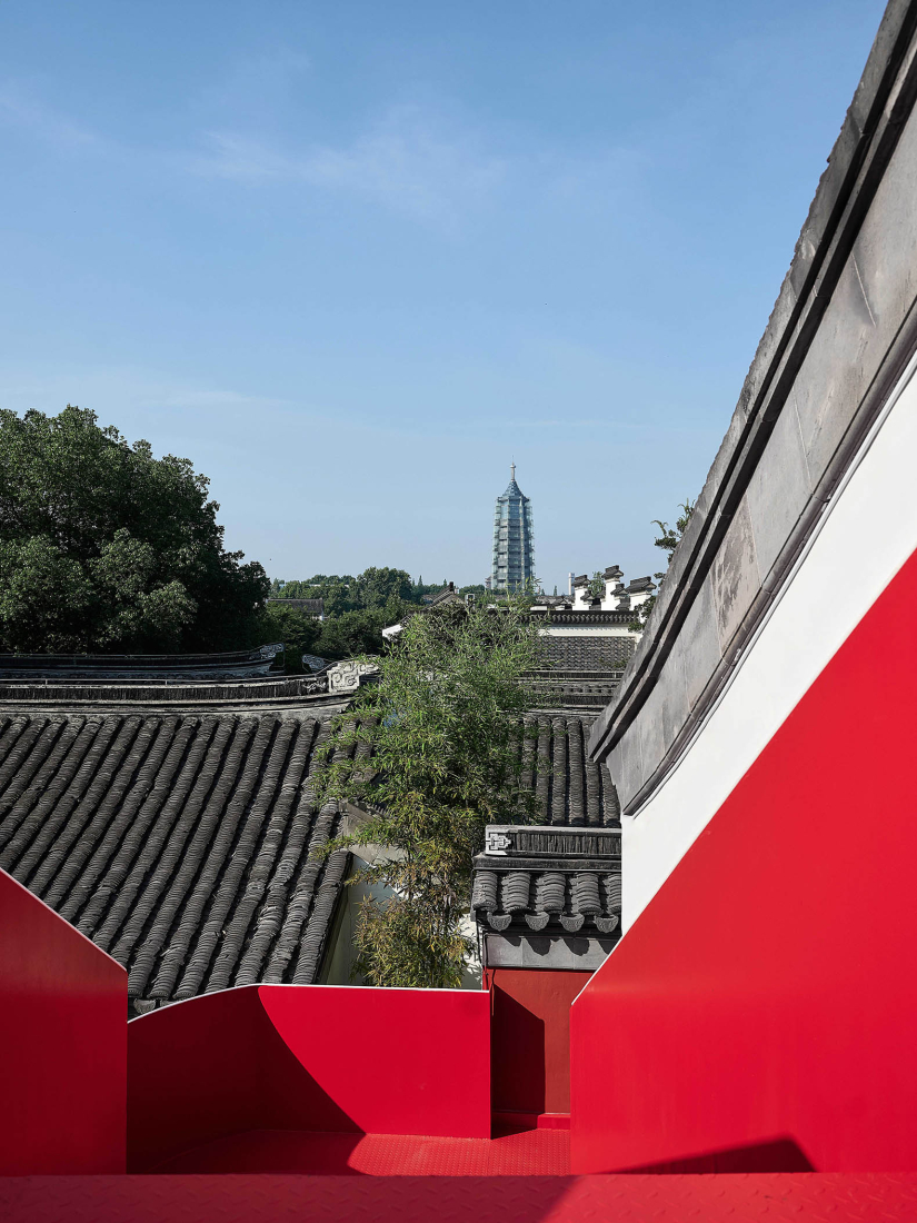 Big Red Crayfish by Dayi Design. Photograph by Cong Lin.