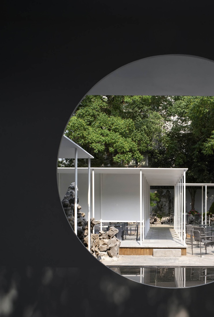 Big Red Crayfish by Dayi Design. Photograph by Cong Lin.