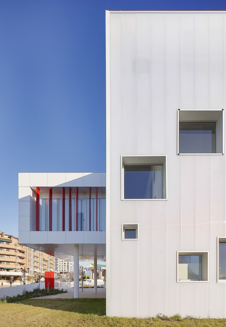 La Florida Secondary Education Institute by INSPYRA. Photograph by Iván Morán G-R.