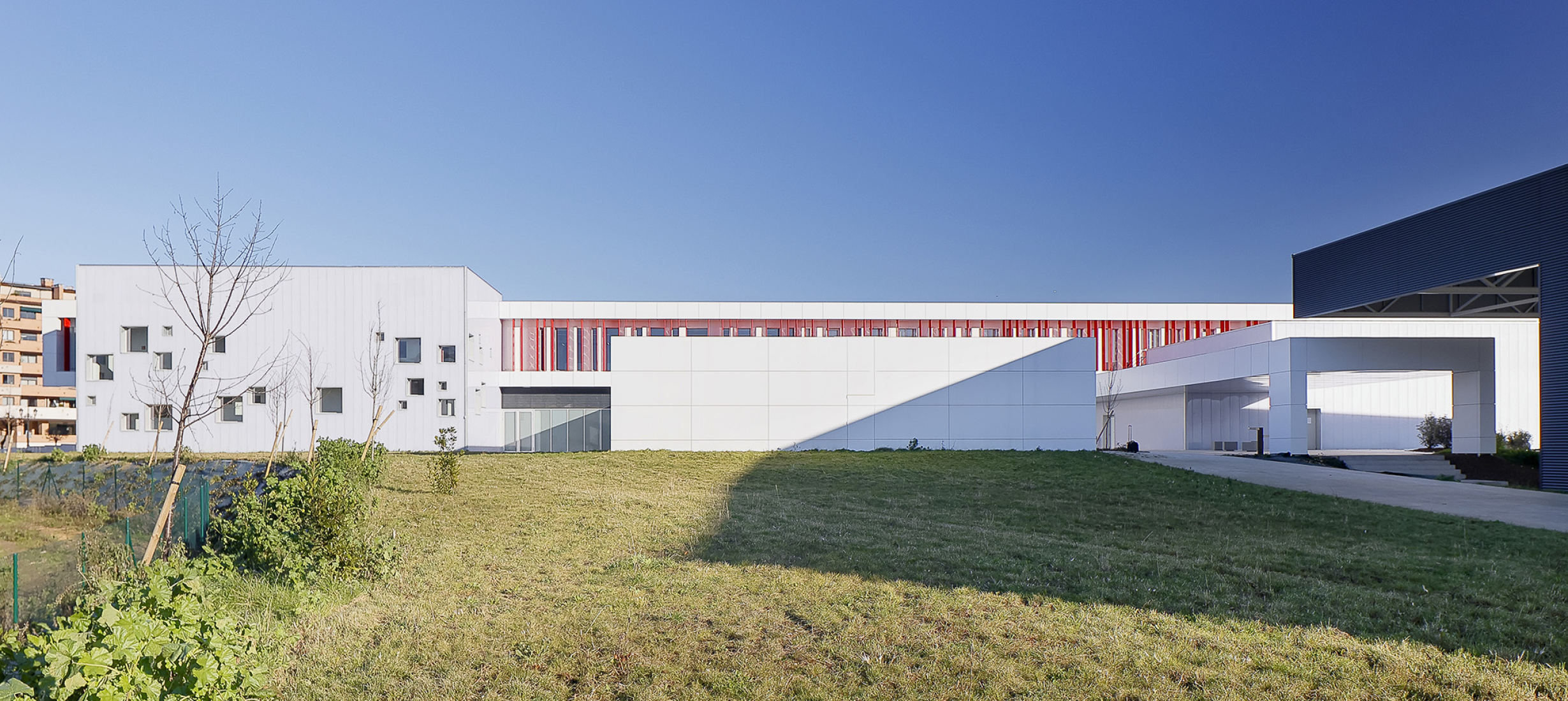 La Florida Secondary Education Institute by INSPYRA. Photograph by Iván Morán G-R.