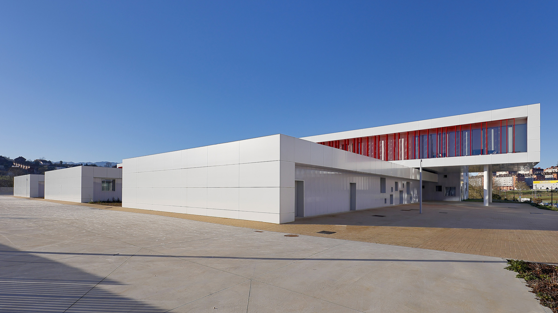 La Florida Secondary Education Institute by INSPYRA. Photograph by Iván Morán G-R.