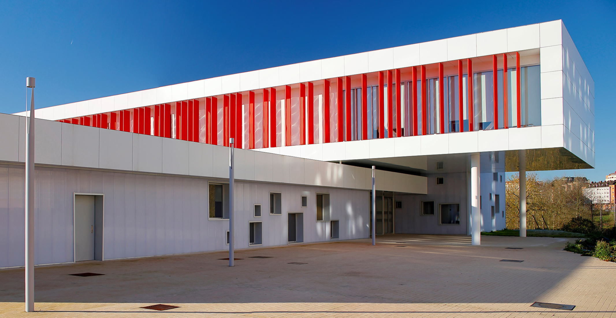 La Florida Secondary Education Institute by INSPYRA. Photograph by Iván Morán G-R.