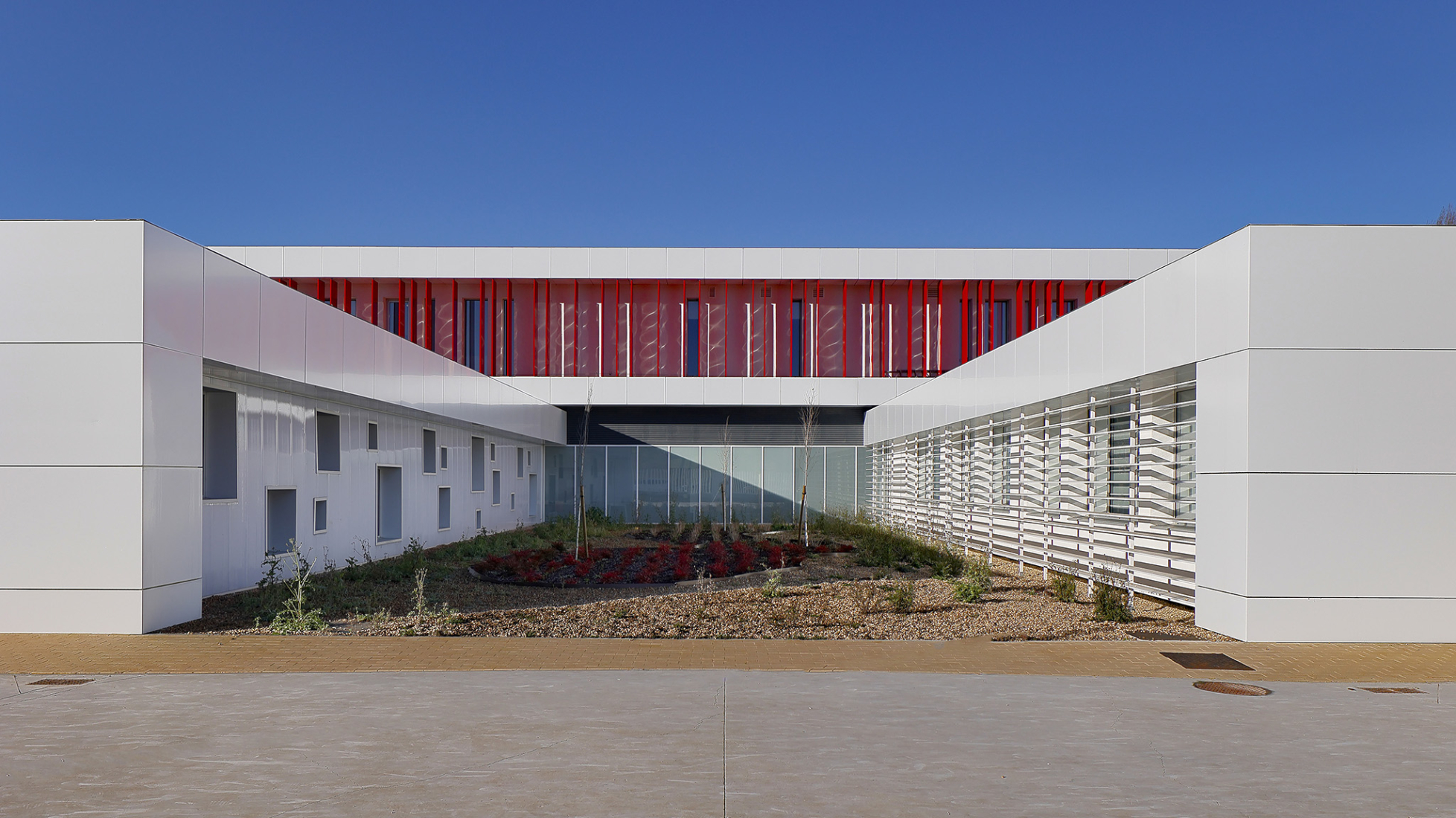 La Florida Secondary Education Institute by INSPYRA. Photograph by Iván Morán G-R.