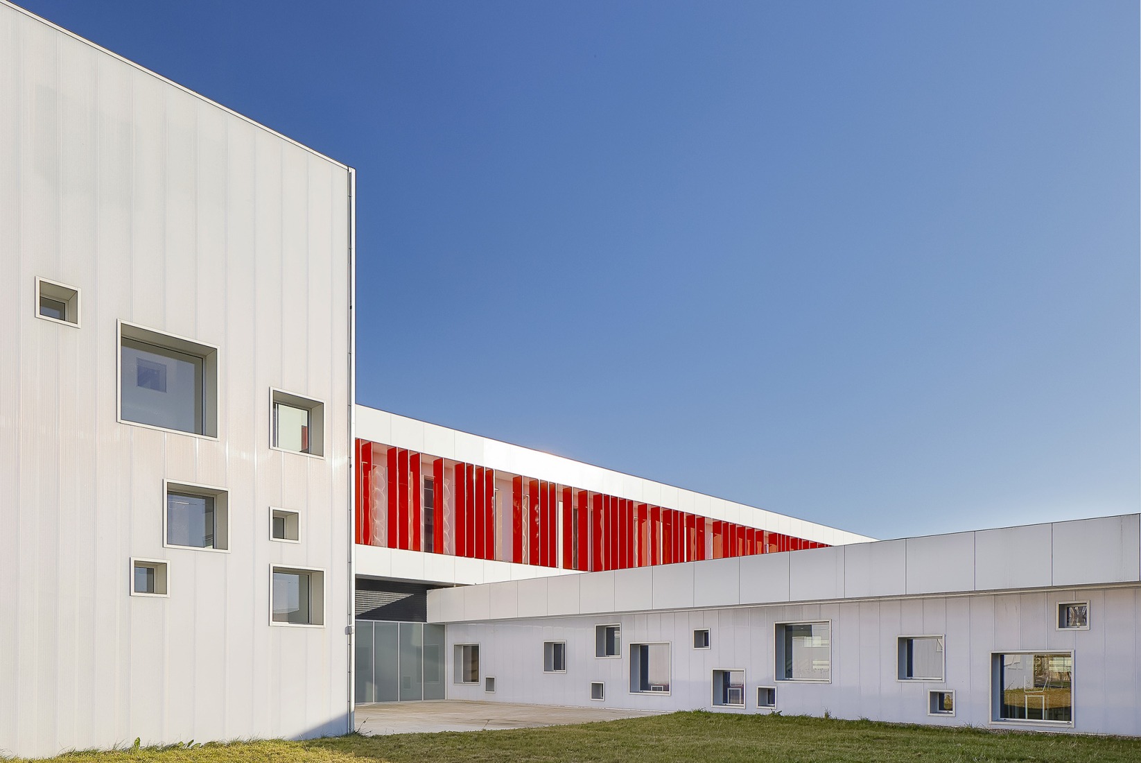 La Florida Secondary Education Institute by INSPYRA. Photograph by Iván Morán G-R.