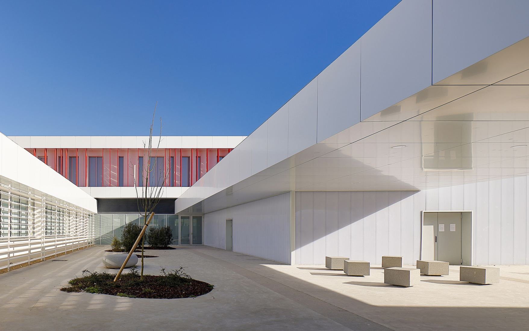 La Florida Secondary Education Institute by INSPYRA. Photograph by Iván Morán G-R.