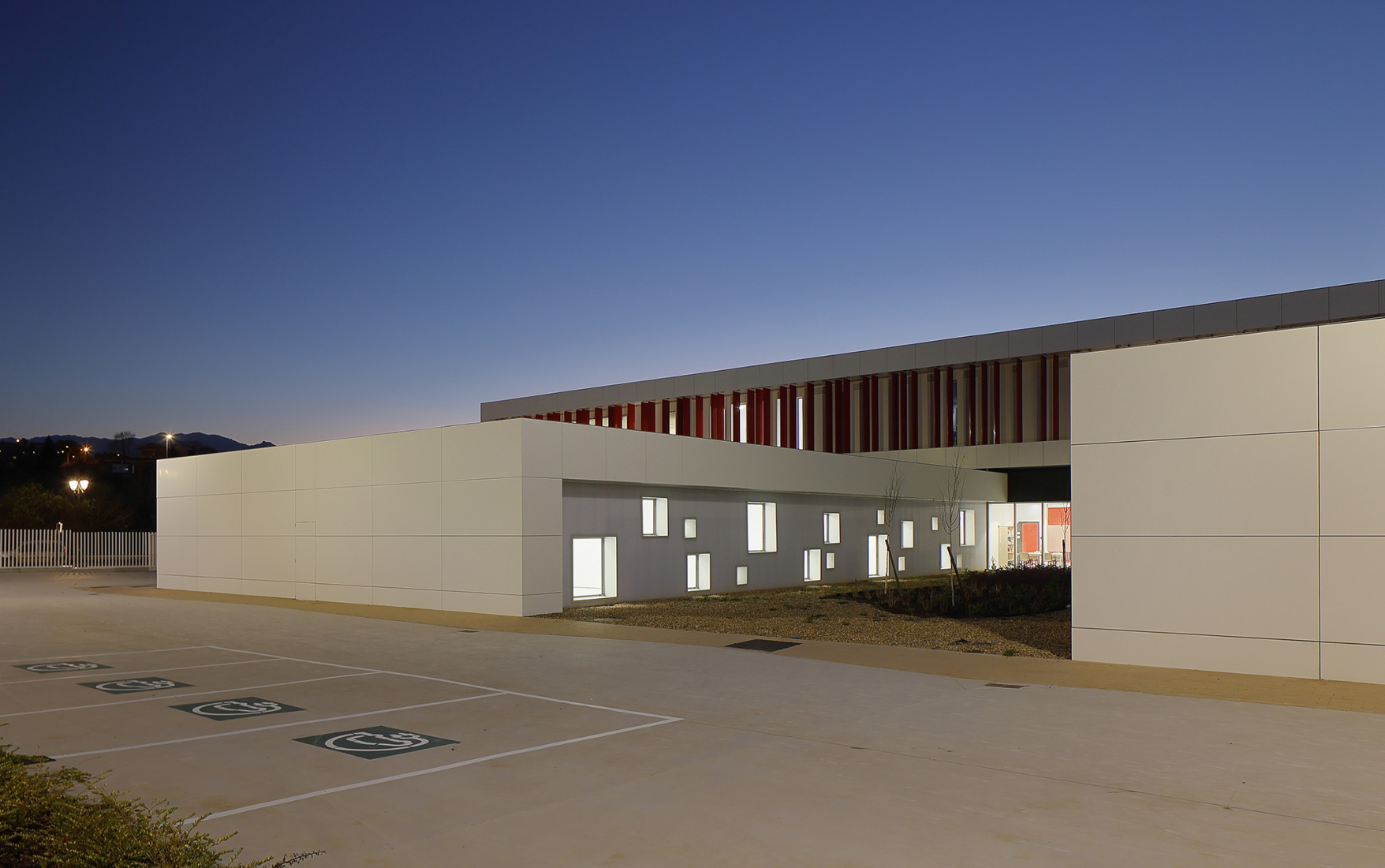 La Florida Secondary Education Institute by INSPYRA. Photograph by Iván Morán G-R.