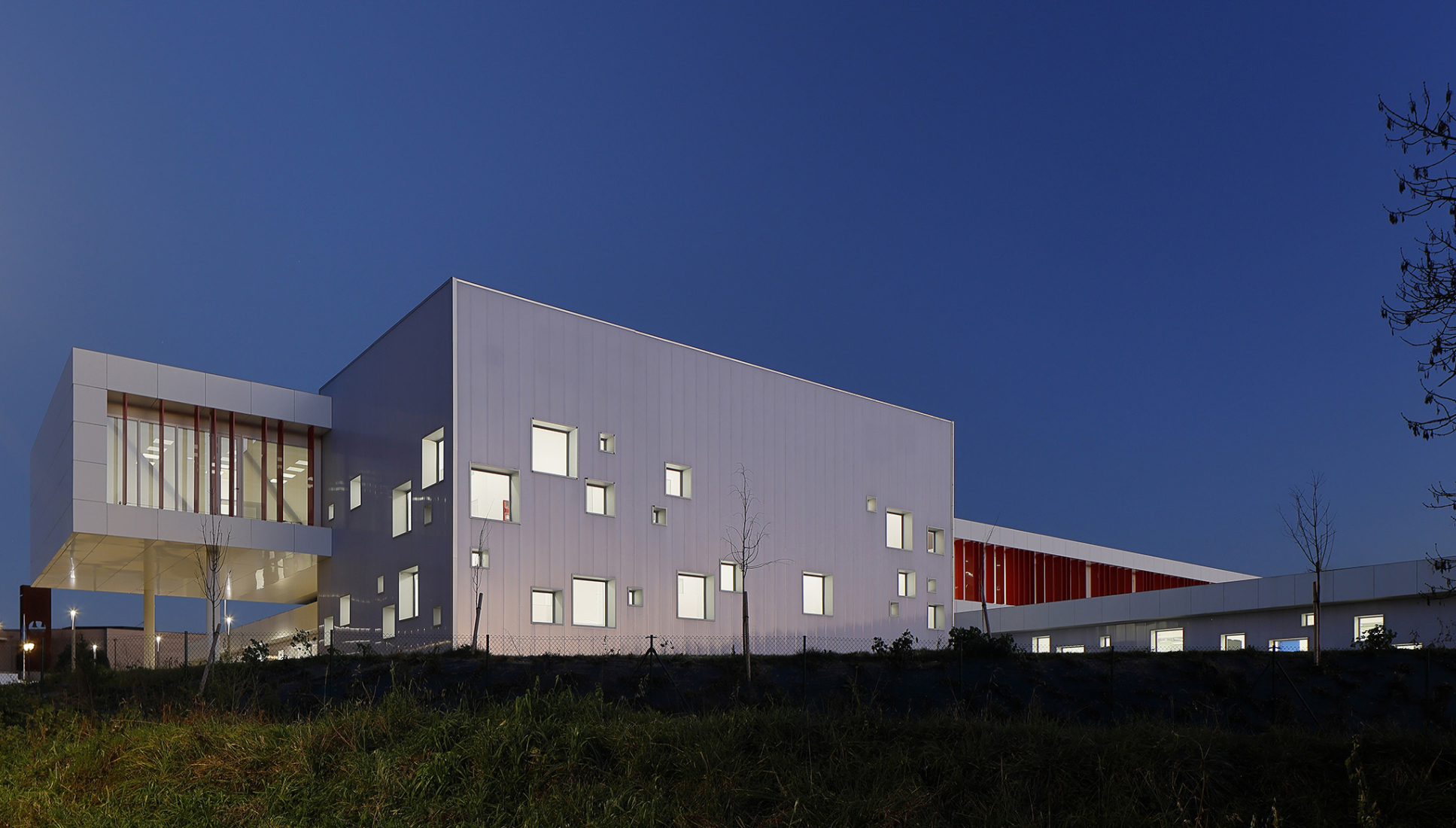 La Florida Secondary Education Institute by INSPYRA. Photograph by Iván Morán G-R.