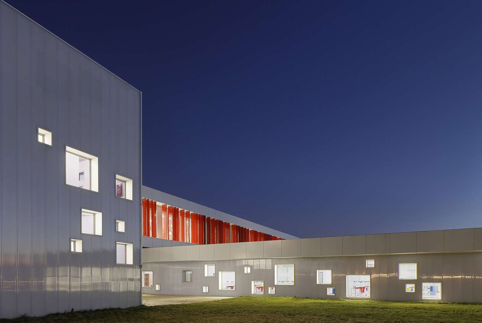La Florida Secondary Education Institute by INSPYRA. Photograph by Iván Morán G-R.