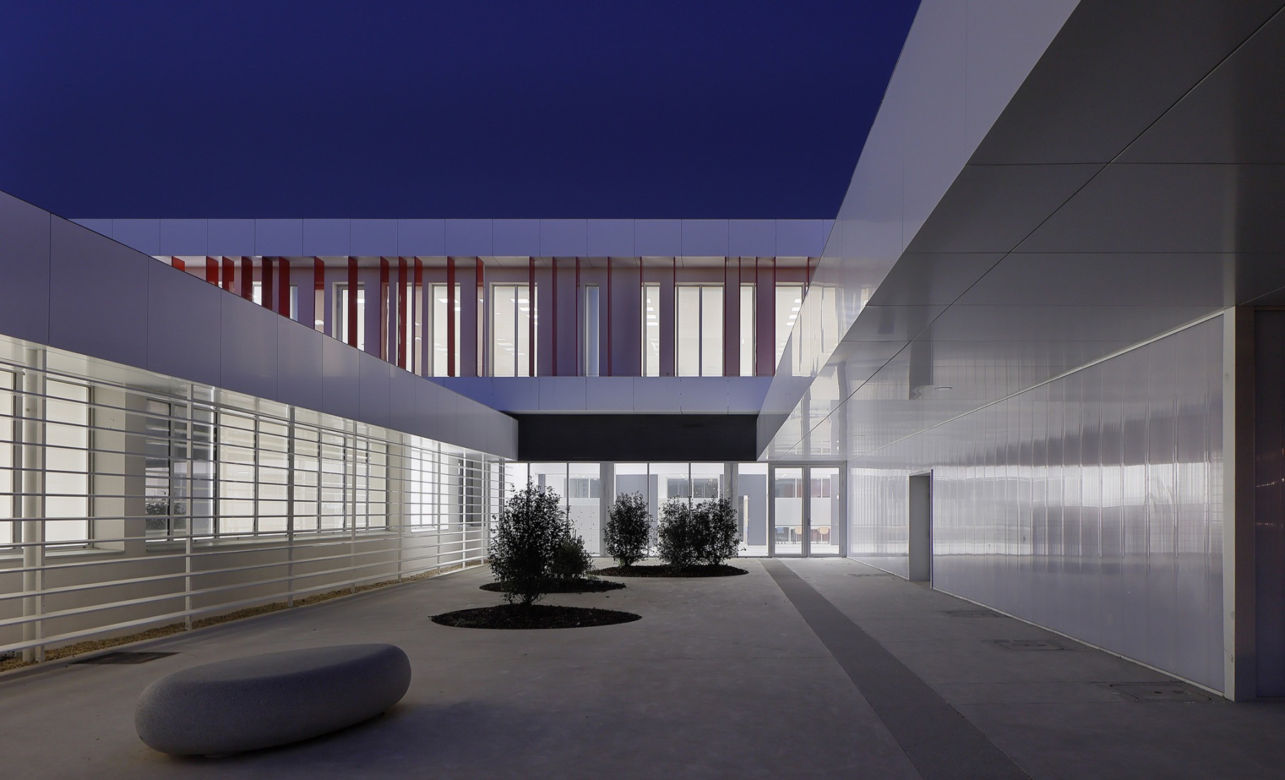 La Florida Secondary Education Institute by INSPYRA. Photograph by Iván Morán G-R.