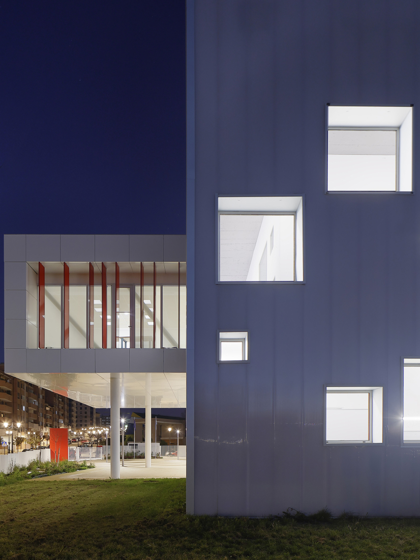 La Florida Secondary Education Institute by INSPYRA. Photograph by Iván Morán G-R.