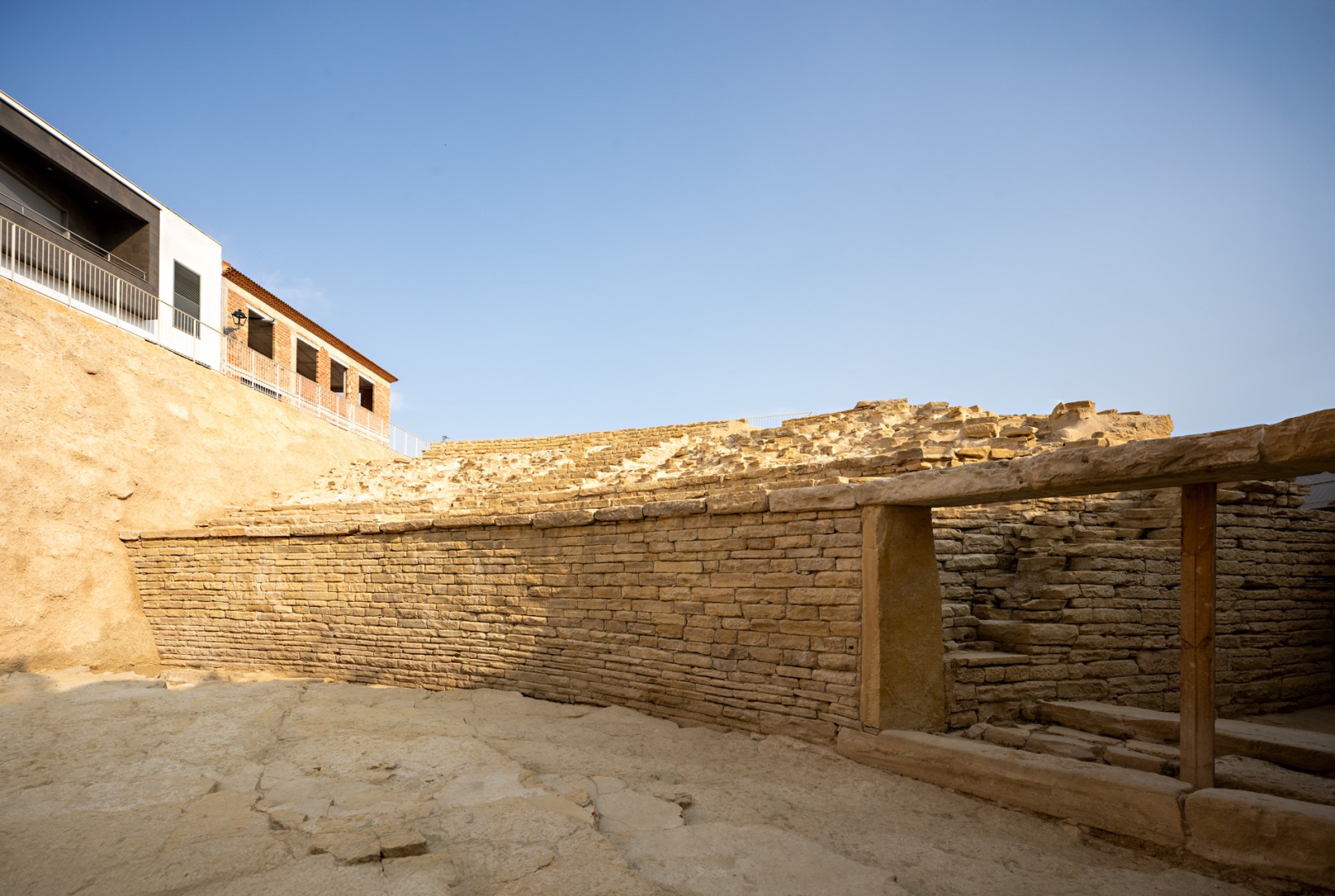 Rehabilitation and enhancement of the Roman Amphitheater of Obulco by Pablo Manuel Millán Millán. Photography by Javier Callejas Sevilla.