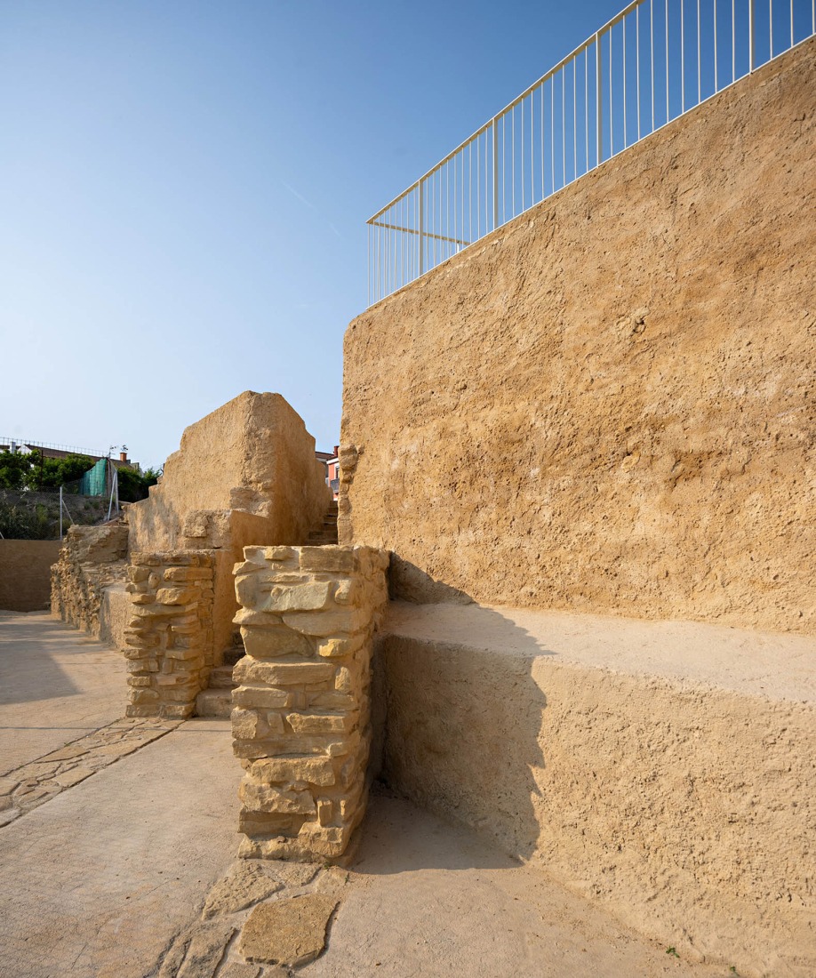Rehabilitation and enhancement of the Roman Amphitheater of Obulco by Pablo Manuel Millán Millán. Photography by Javier Callejas Sevilla.