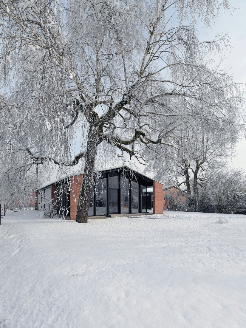 House under the poplars by OFIS arhitekti. Photograph by Tomaž Gregorič. 