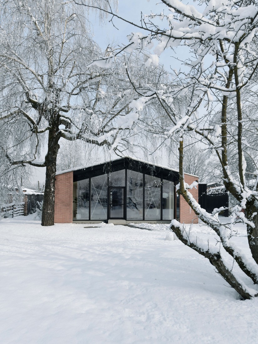 House under the poplars by OFIS arhitekti. Photograph by Tomaž Gregorič. 