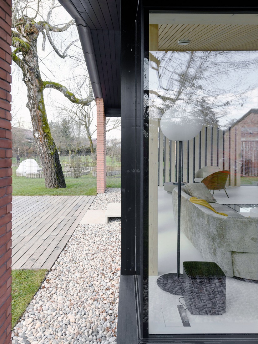 House under the poplars by OFIS arhitekti. Photograph by Tomaž Gregorič. 