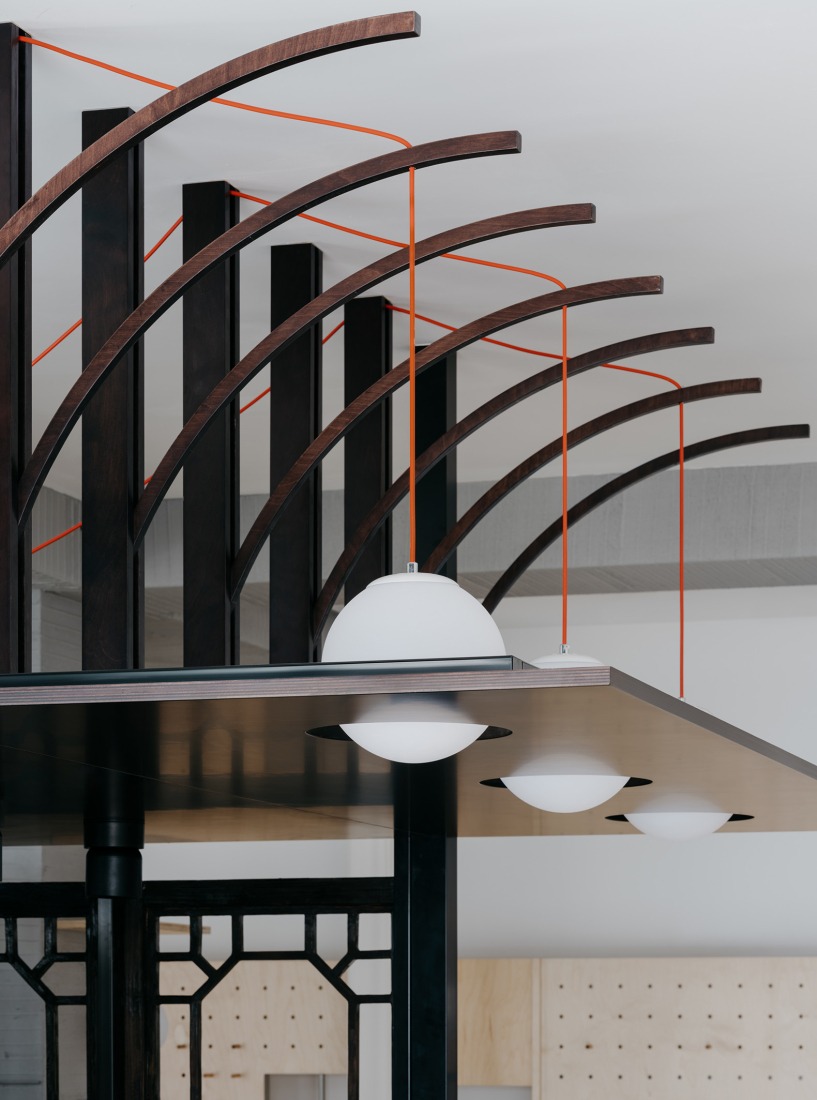 The finely crafted Tangmingdan was once fitted with stained-glass lamps. The lighting of the “New Tangmingdan” combines both decorative and functional qualities. Baihua Bookstore by Tsing-Tien Making. Photograph by Wen Studio.