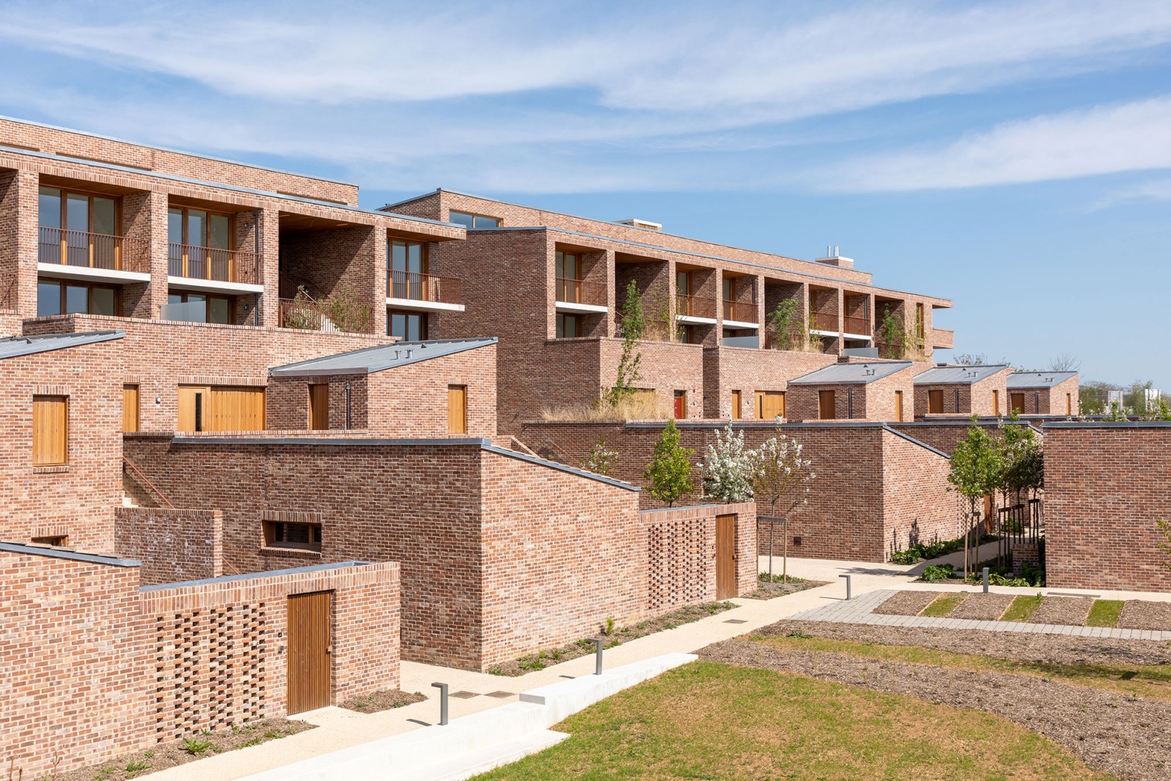 «56 Social Dwellings» por Jean et Aline Harari architectes. Fotografía por Antoine Mercusot.