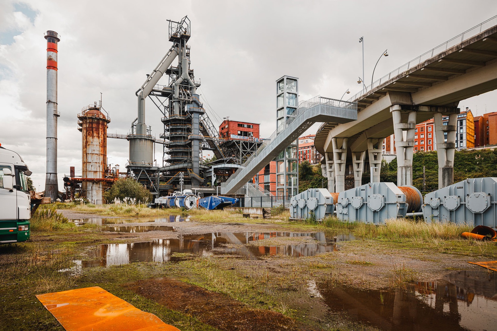 Access to the Altos Hornos de Bizkaia by TARTE and ELE. Photograph by Aitor Estévez.