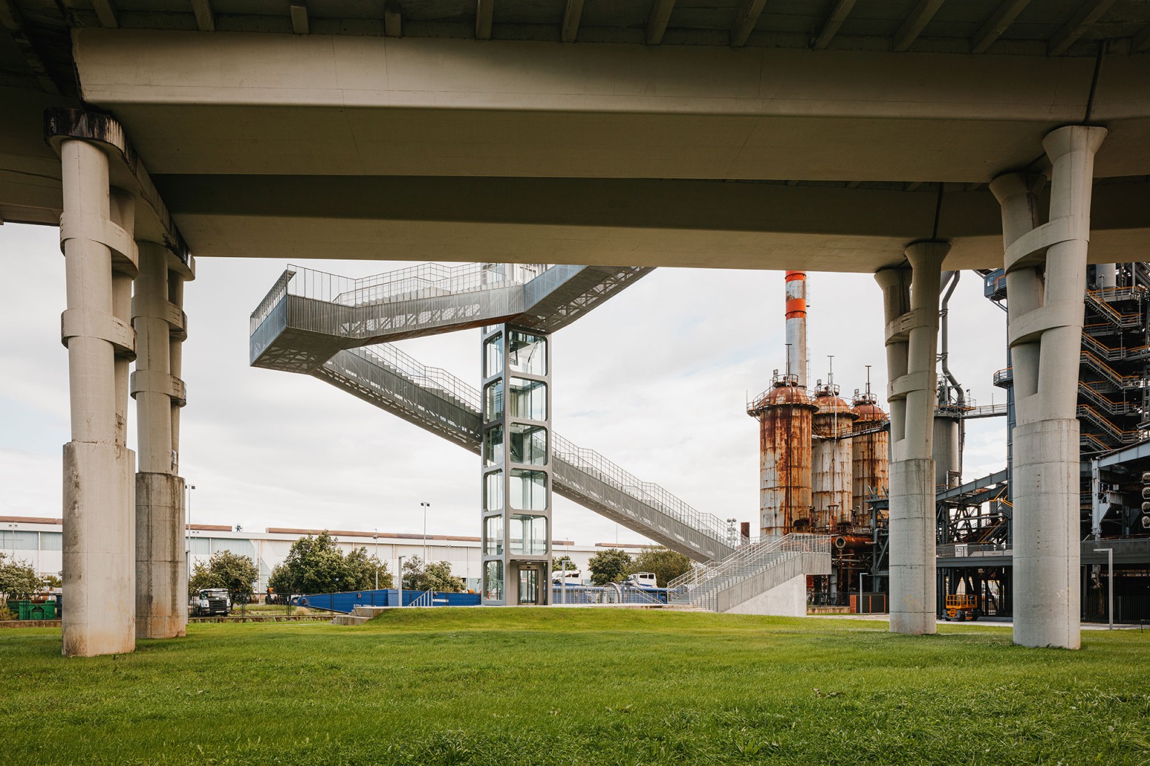 Access to the Altos Hornos de Bizkaia by TARTE and ELE. Photograph by Aitor Estévez.