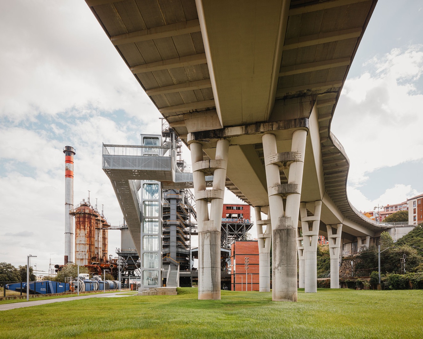 Access to the Altos Hornos de Bizkaia by TARTE and ELE. Photograph by Aitor Estévez.