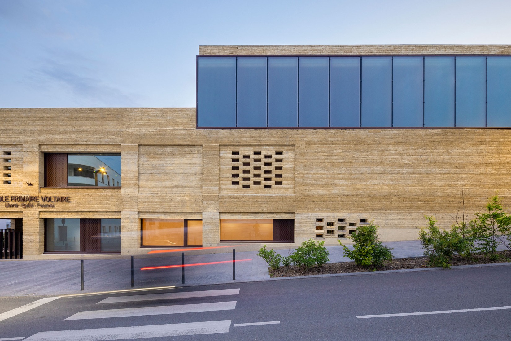 «Seed School: Growing Schools from Rammed Earth, Wood, and Recycled Concrete» por a+ samueldelmas architectes urbanistes. Fotografía por Thibaut Voisin. 