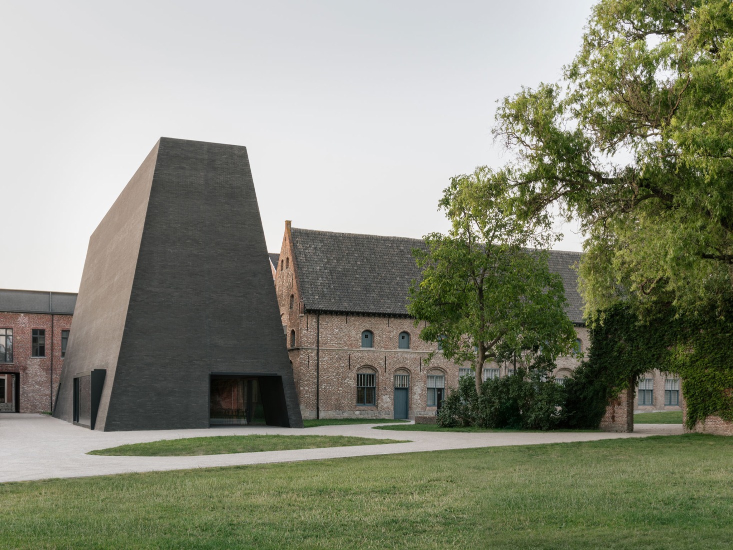 «Abby Kortrijk» por Barozzi Veiga Tab Architects. Fotografía por Simone Marcolin. 