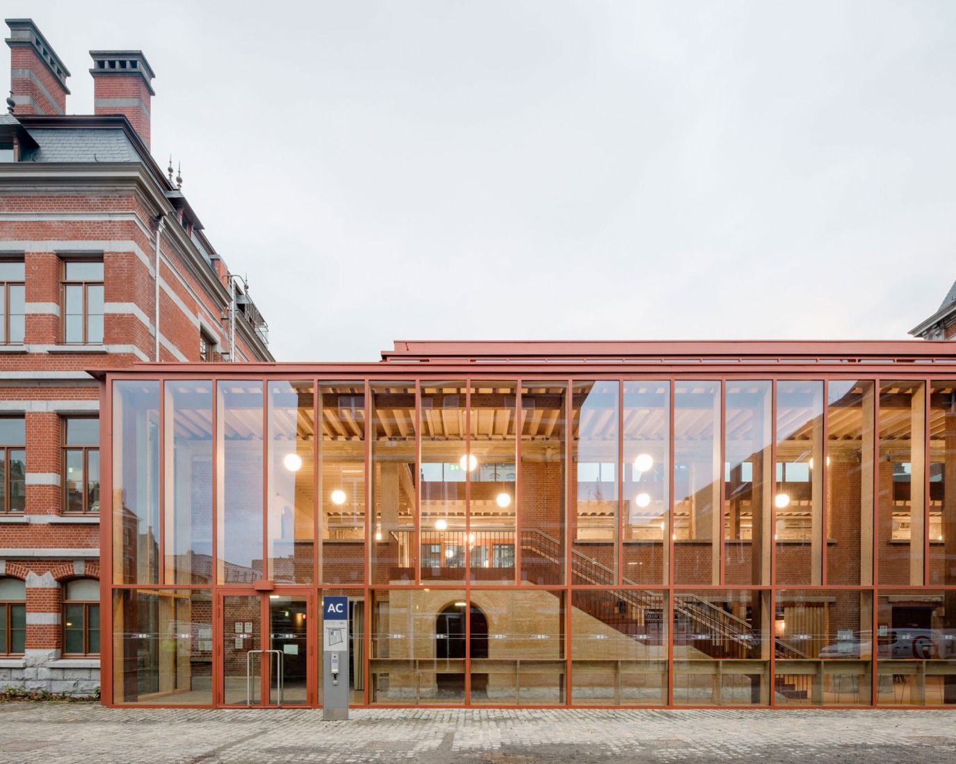 «USquare Feder» por Callebaut architecten BC architects & studies evr-Architecten bvba VK architects+engineers. Fotografía por EVR Architecten.