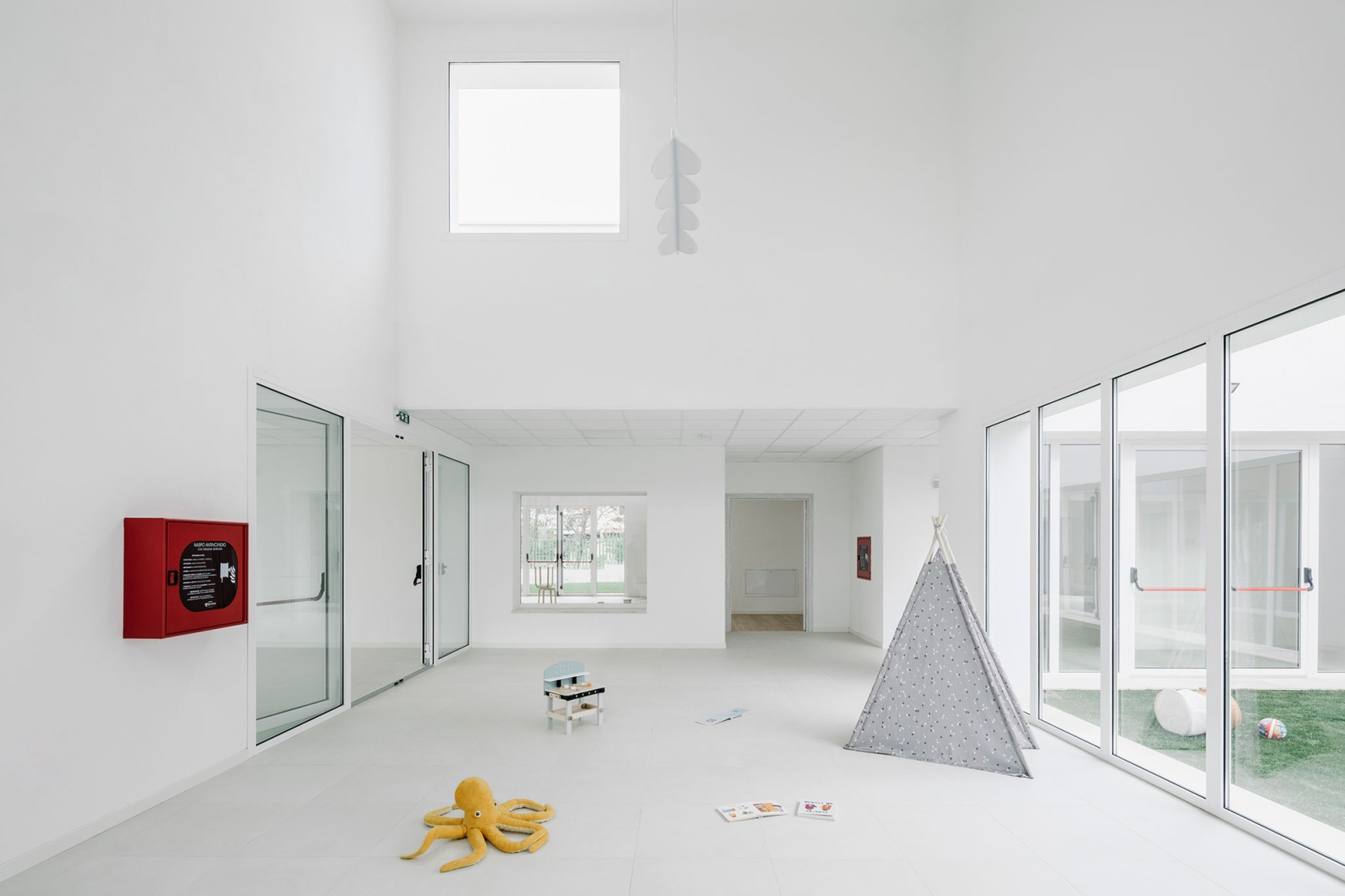 Nursery school on Via dell’Aquamarina Studio Associato di Architettura LERUA. Photograph by Cedric Dasesson.