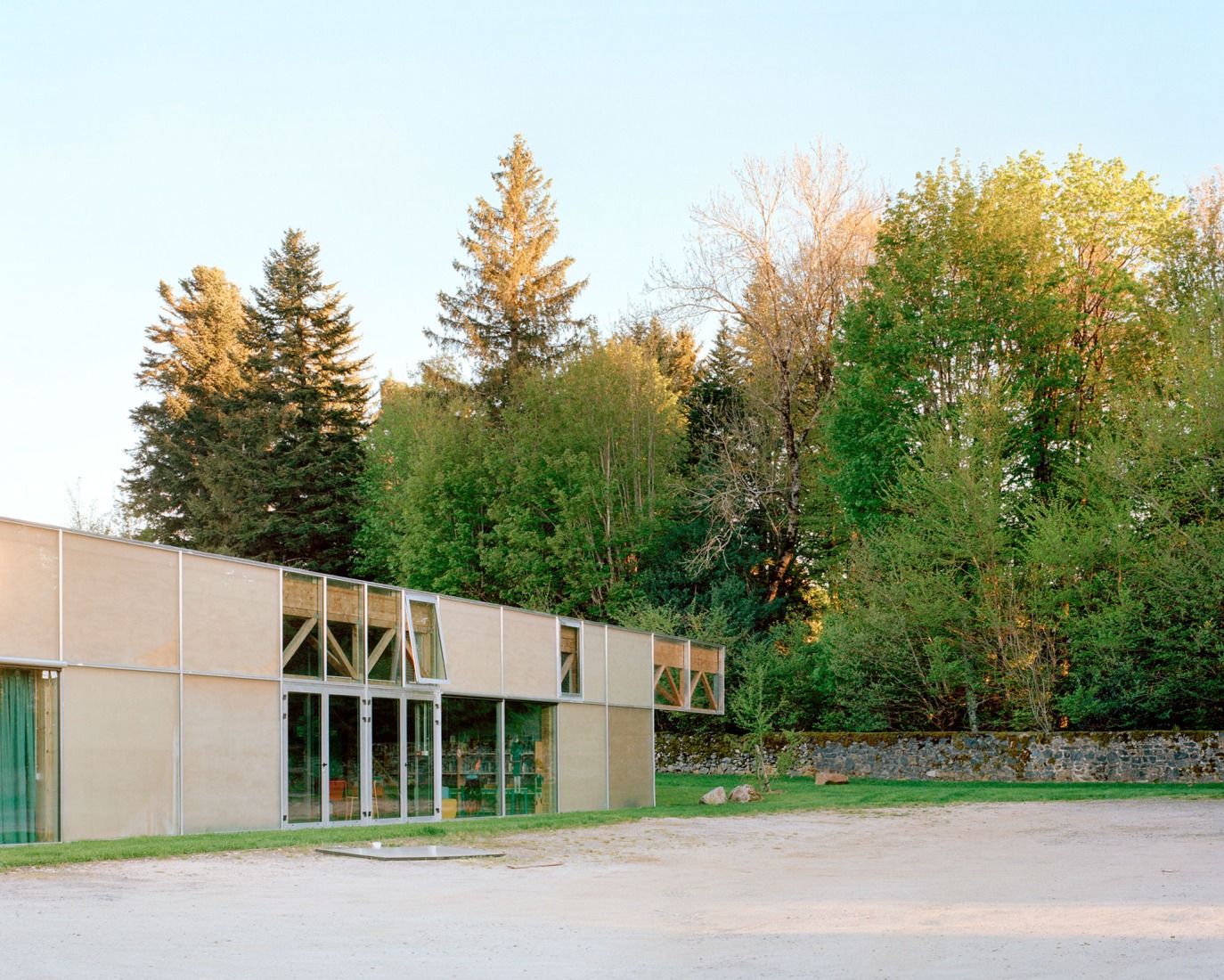 Le Foirail Multi-Service Center by Betillon & Freyermuth Architects + crypto architectes.Photograph by Maxime Delvaux.