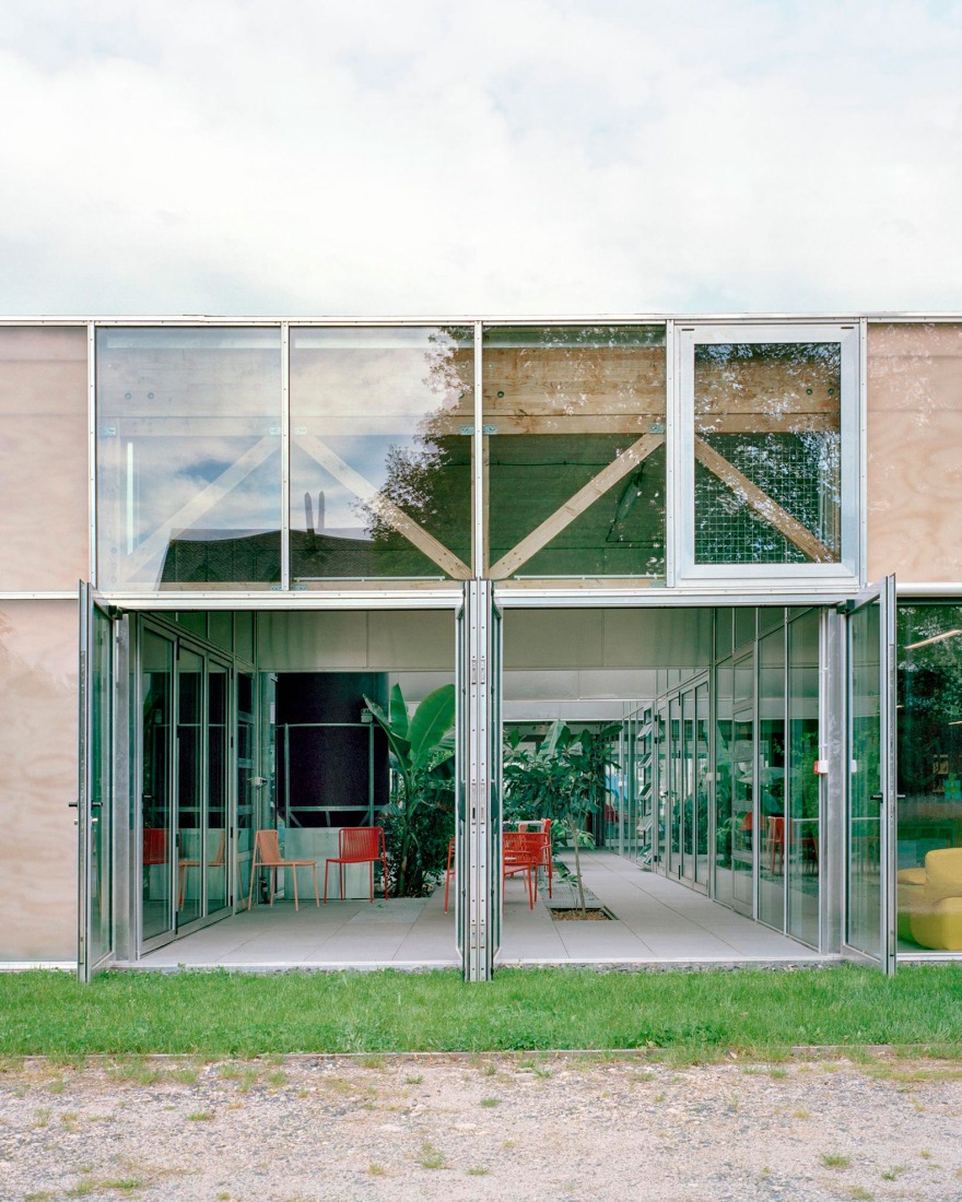 Le Foirail Multi-Service Center by Betillon & Freyermuth Architects + crypto architectes.Photograph by Maxime Delvaux.