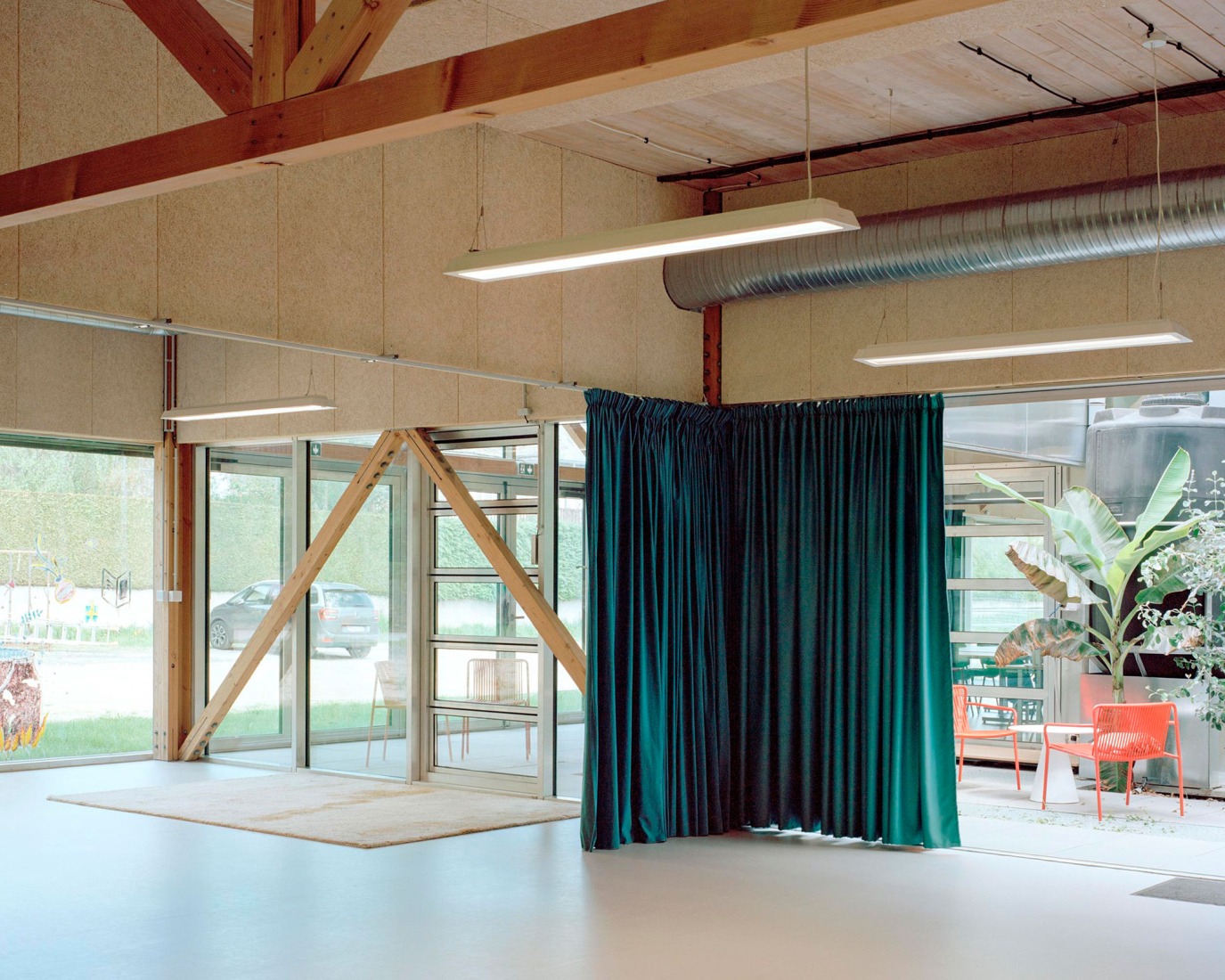 Le Foirail Multi-Service Center by Betillon & Freyermuth Architects + crypto architectes.Photograph by Maxime Delvaux.