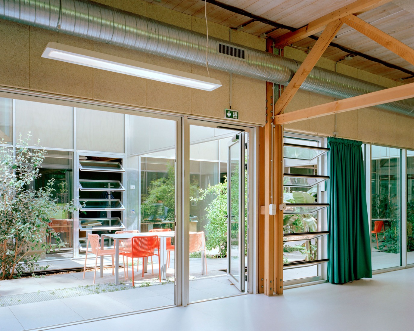 Le Foirail Multi-Service Center by Betillon & Freyermuth Architects + crypto architectes.Photograph by Maxime Delvaux.