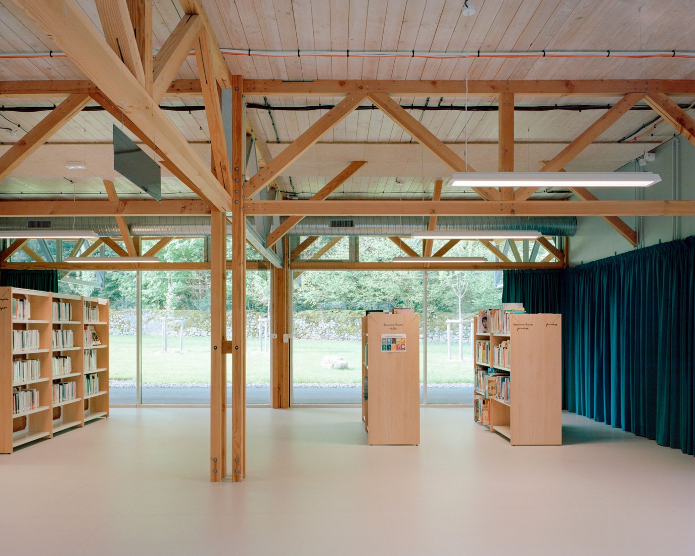 Le Foirail Multi-Service Center by Betillon & Freyermuth Architects + crypto architectes.Photograph by Maxime Delvaux.