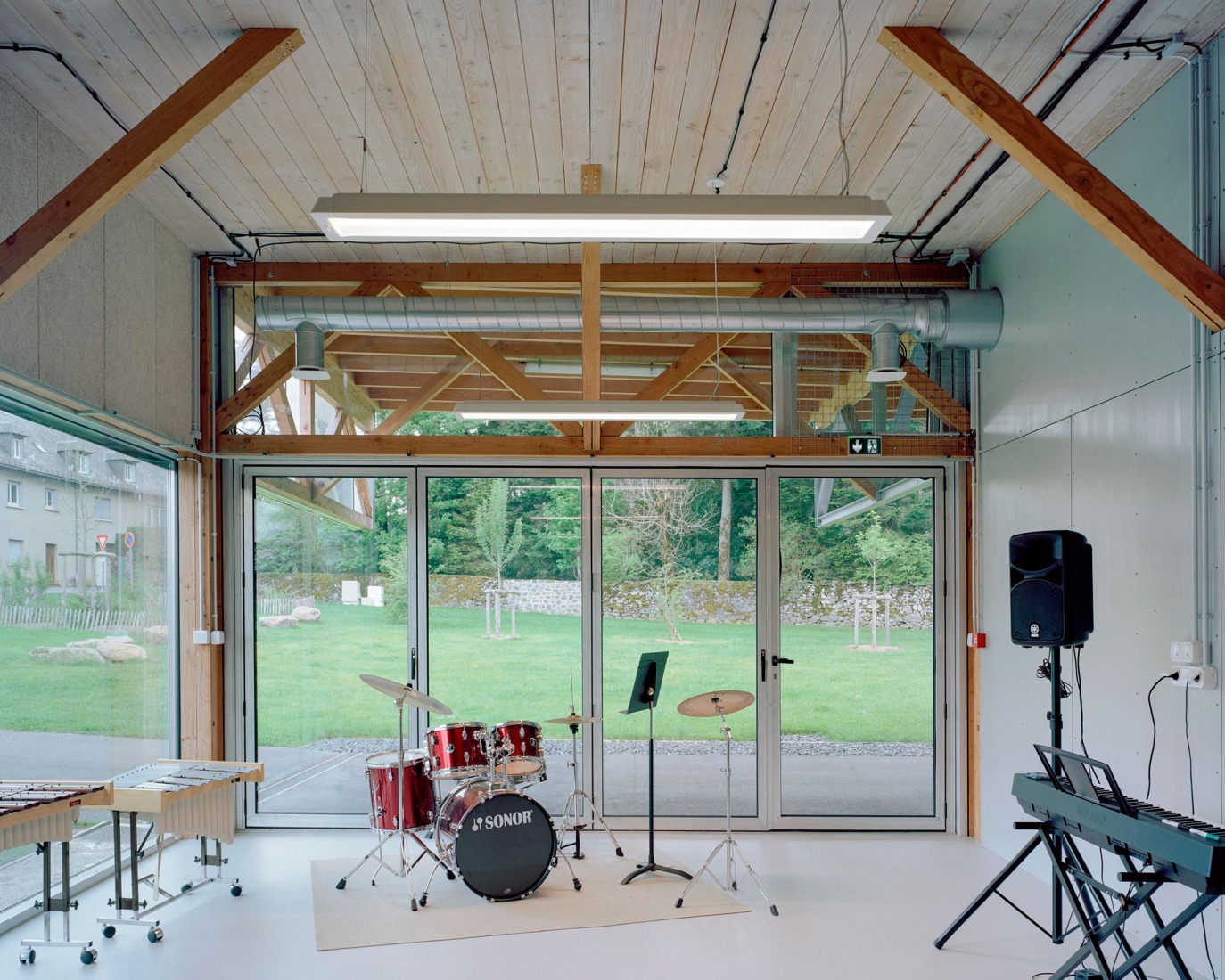 Le Foirail Multi-Service Center by Betillon & Freyermuth Architects + crypto architectes.Photograph by Maxime Delvaux.