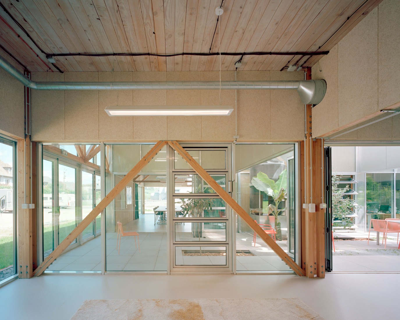 Le Foirail Multi-Service Center by Betillon & Freyermuth Architects + crypto architectes.Photograph by Maxime Delvaux.