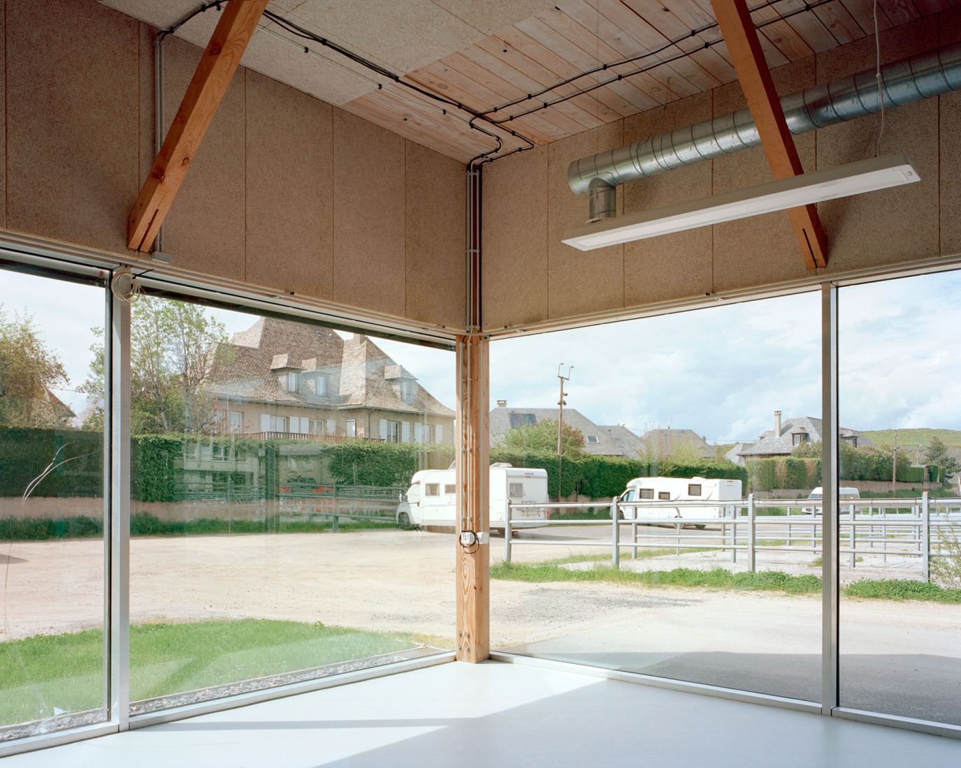 Le Foirail Multi-Service Center by Betillon & Freyermuth Architects + crypto architectes.Photograph by Maxime Delvaux.