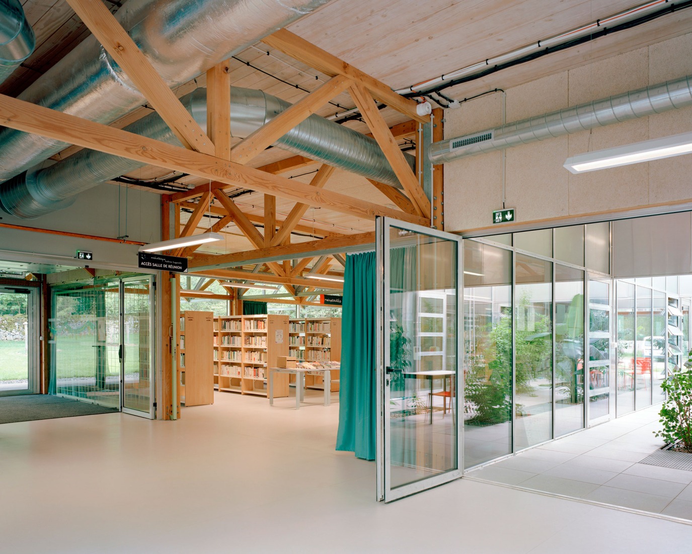 Le Foirail Multi-Service Center by Betillon & Freyermuth Architects + crypto architectes.Photograph by Maxime Delvaux.